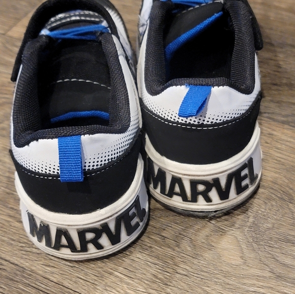 Boy's Marvel light-up sneakers - Picture 5 of 6